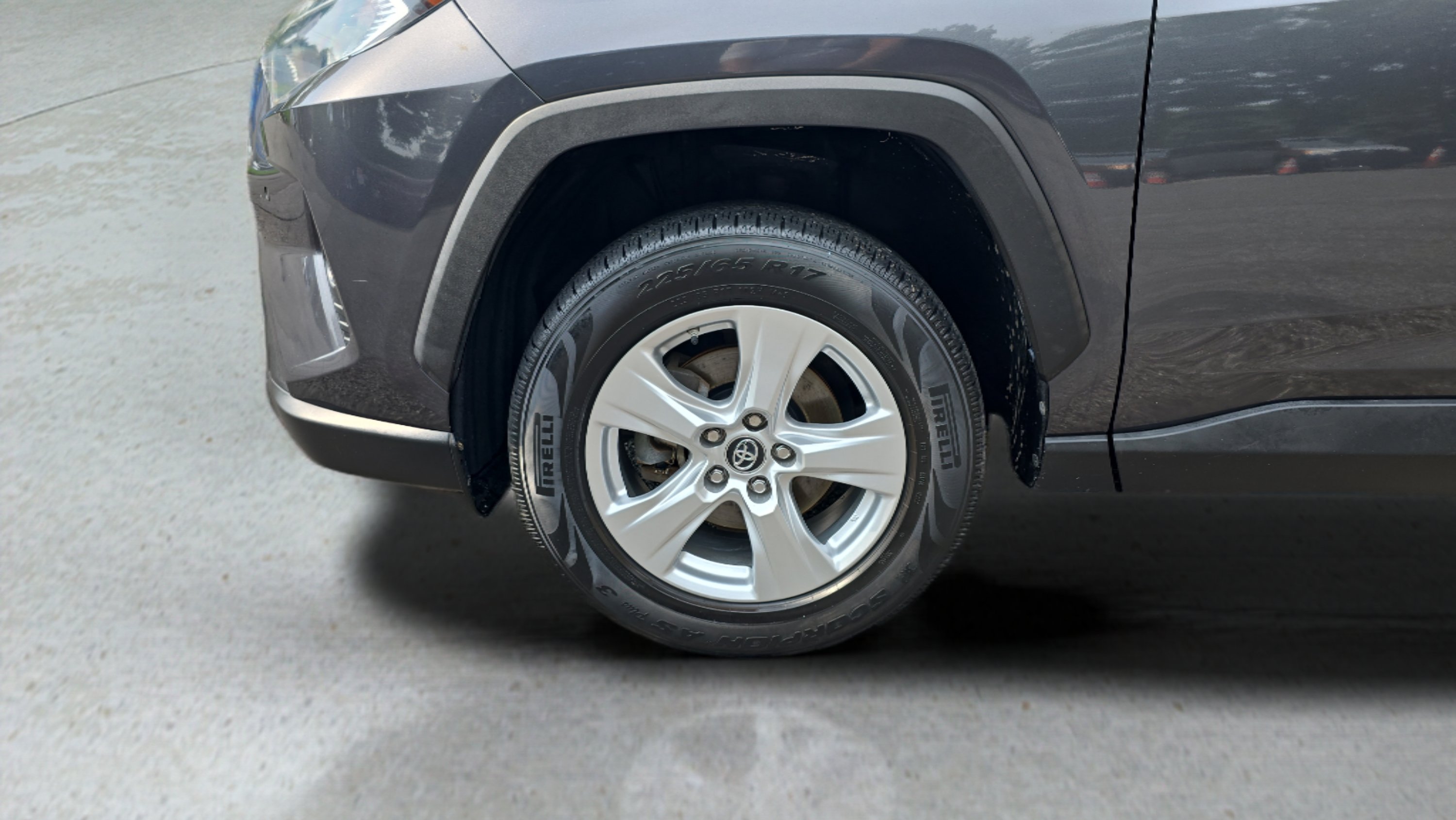 Used 2019 Gray Toyota XLE AWD image 29