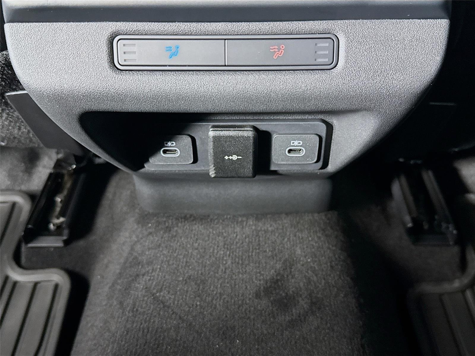 Used 2026 Santorini Black Land Rover Hoxton Edition image 28