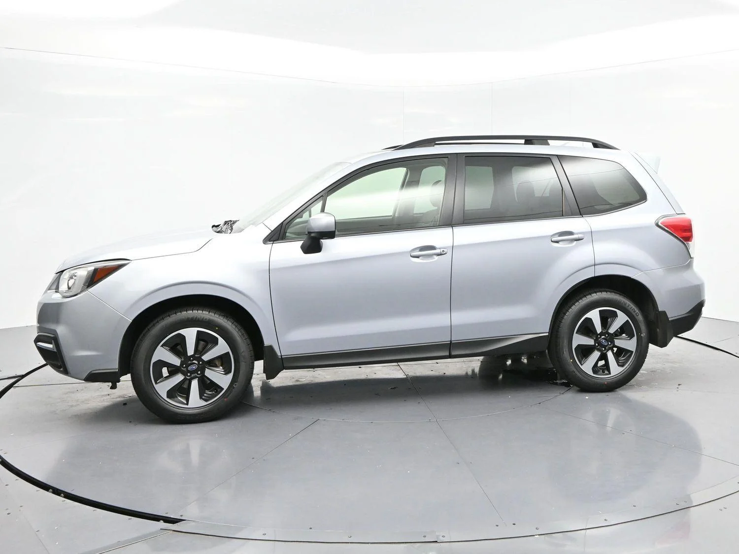Used 2018 Ice Silver Metallic Subaru Premium image 4