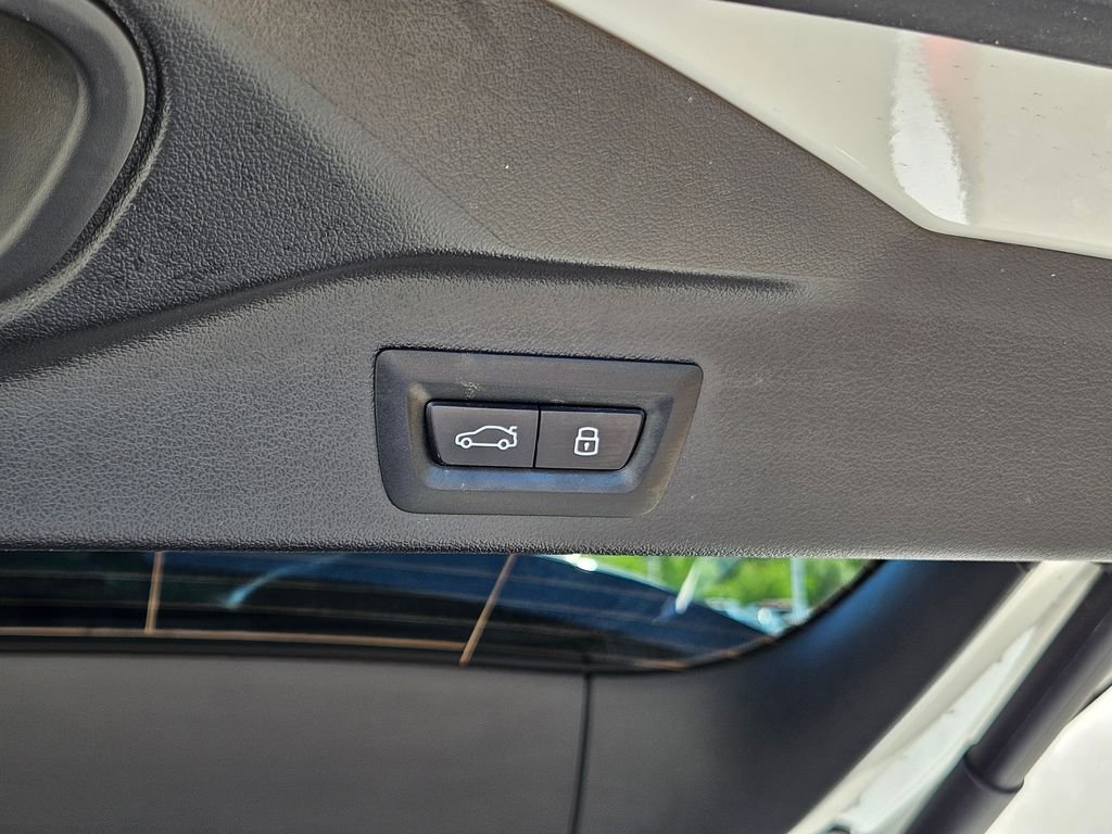 Certified Used 2025 Alpine White BMW M60i image 15