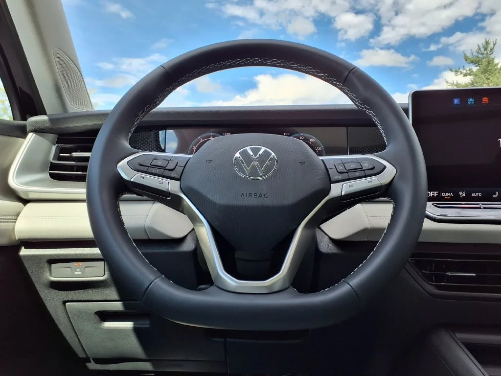 New 2026 Deep Black Pearl Volkswagen SE image 15