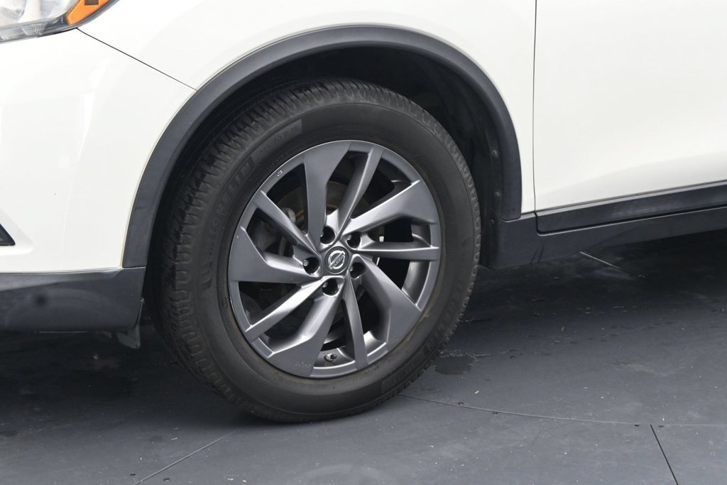 Used 2016 White Nissan SL image 12
