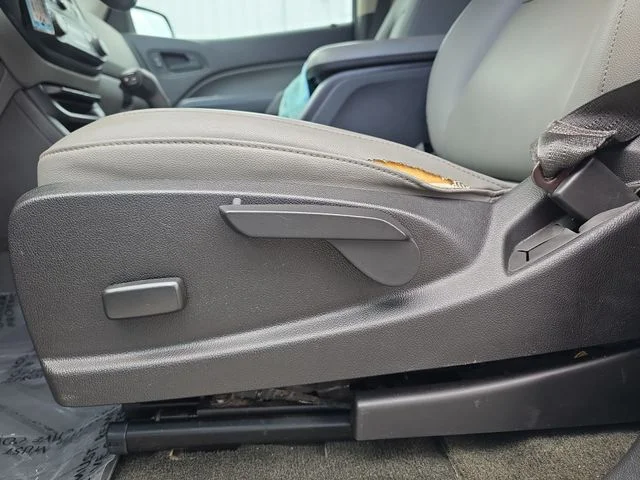 Used 2017 White GMC Base image 29