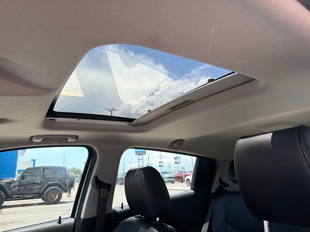 Used 2019 SUMMIT WHITE Chevrolet LT image 14