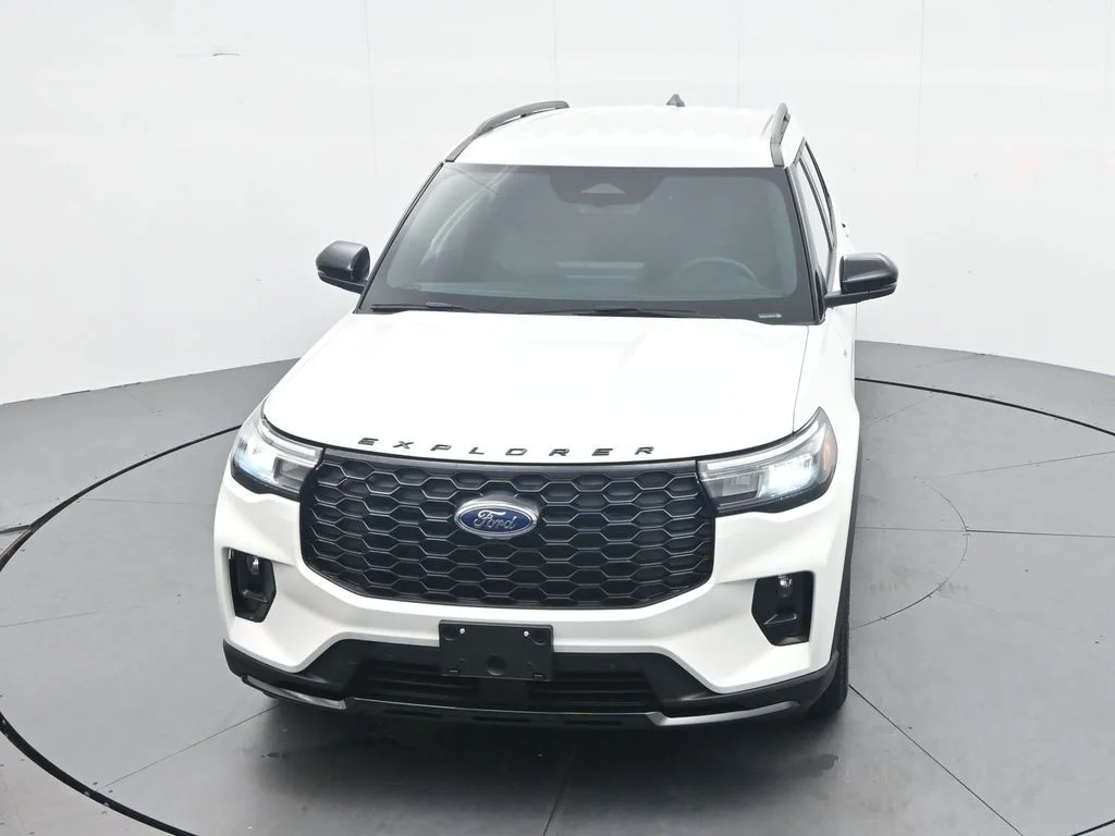 New 2026 Star White Metallic Tri-Coat Ford ST-Line image 32