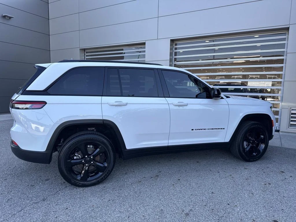 Used 2024 White Jeep Altitude image 7