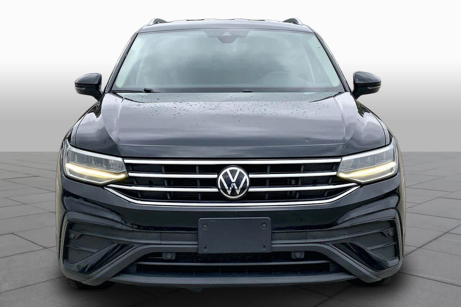 Used 2022 Deep Black Pearl Volkswagen SE image 4