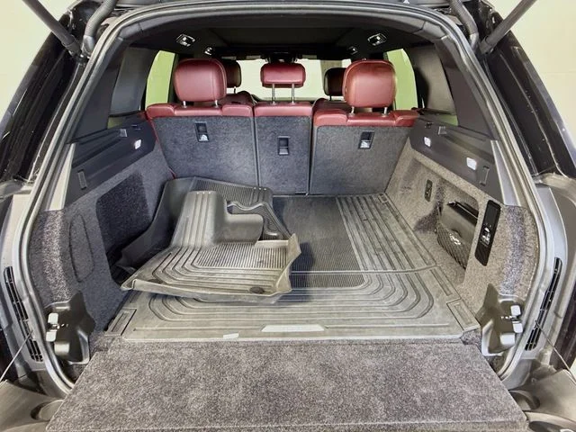 Used 2023 Black Land Rover SE image 28
