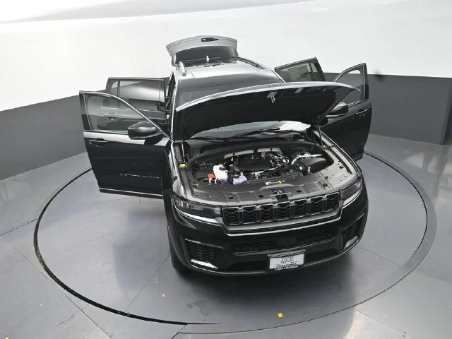 New 2027 High-Gloss Black Paint Jeep Laredo Altitude image 31