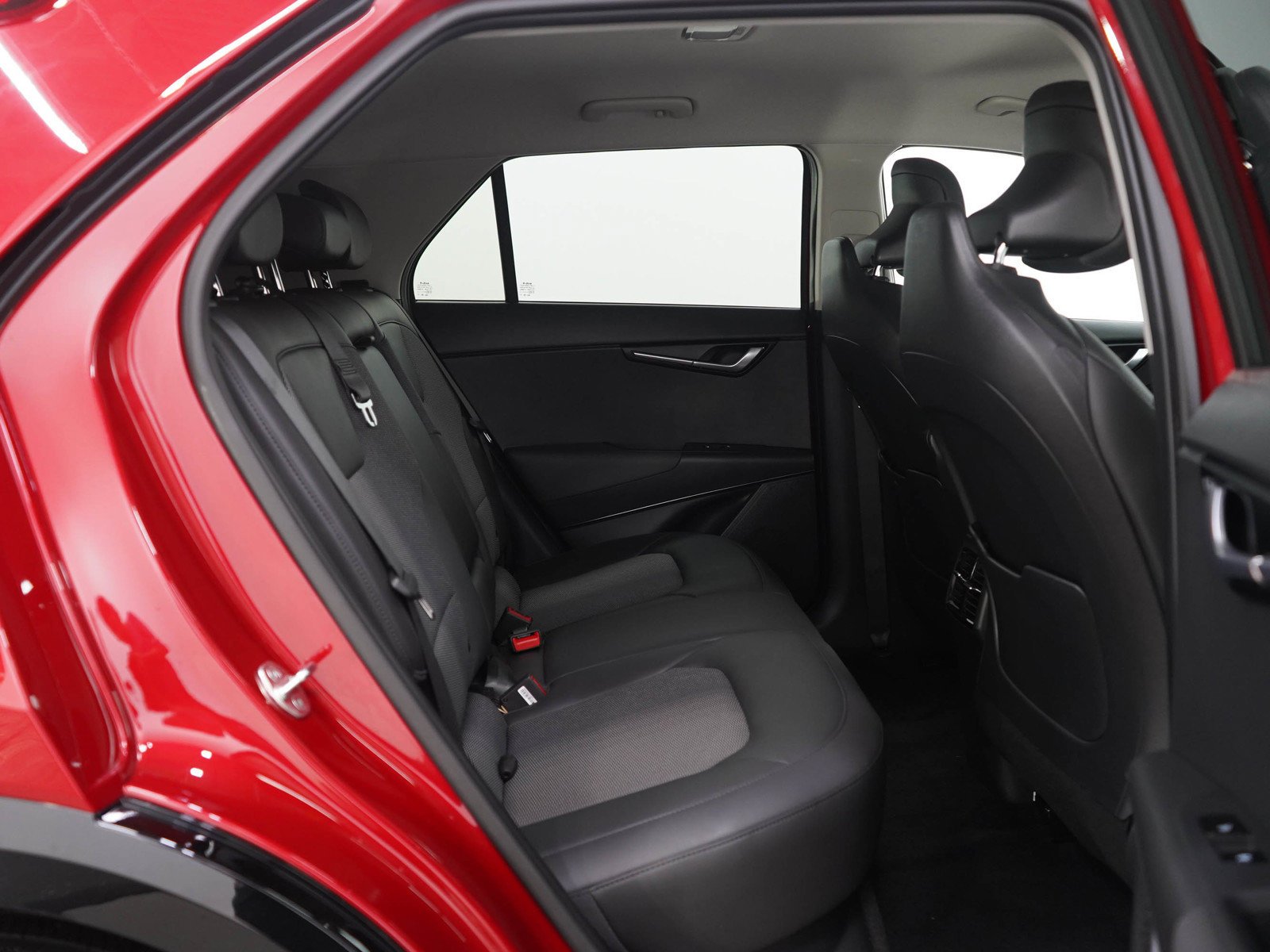 Used 2023 Runway Red Kia Wind image 13