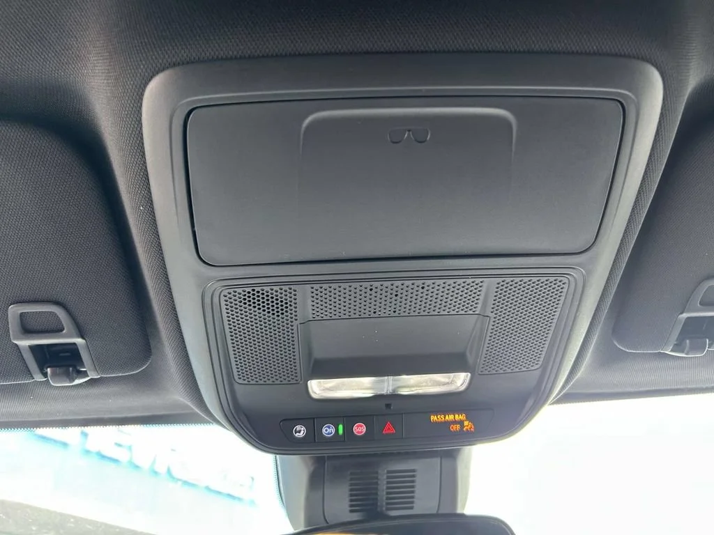 New 2027 Summit White GMC Elevation image 25