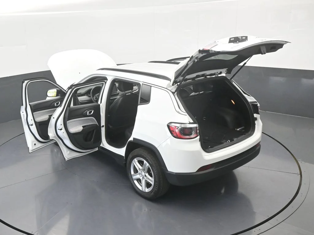 Used 2023 Bright White Clearcoat Jeep Latitude image 29