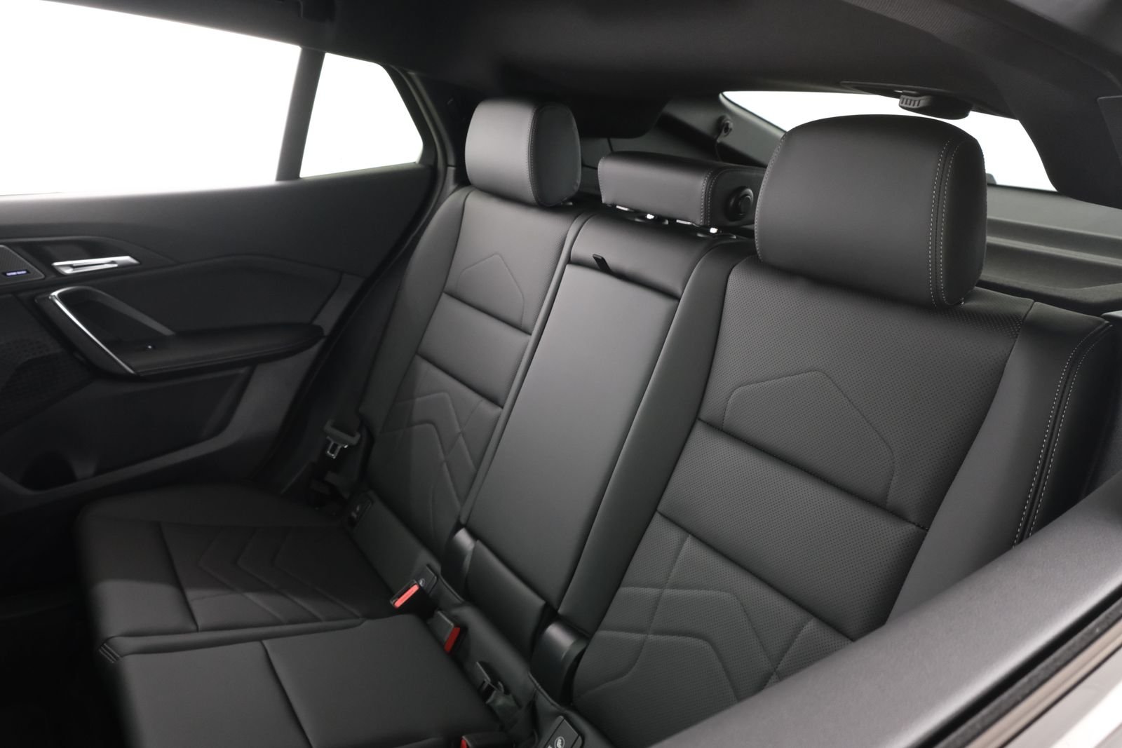 New 2026 Black Sapphire Metallic BMW xDrive28i image 32