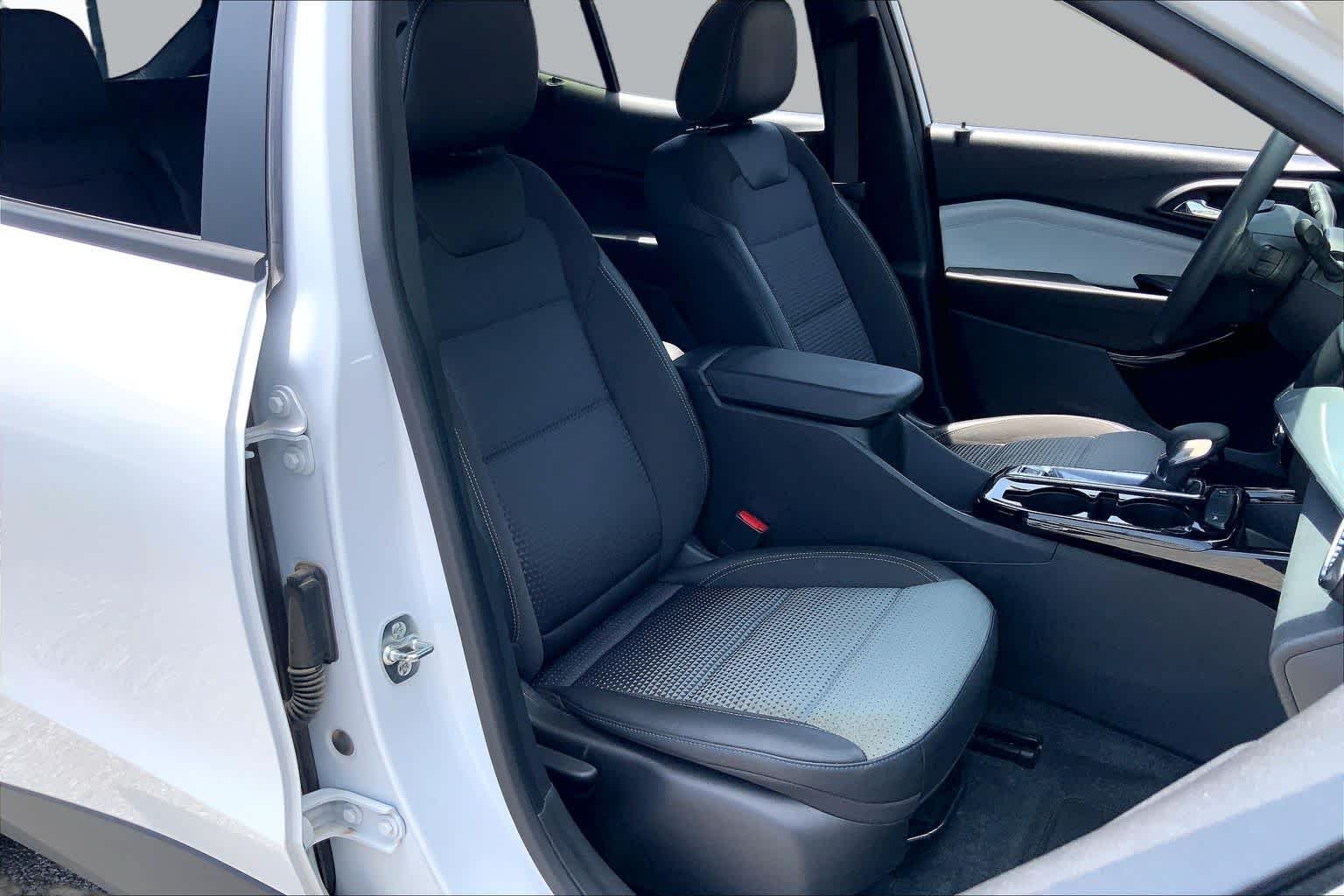 Used 2025 Summit White Chevrolet LT image 9