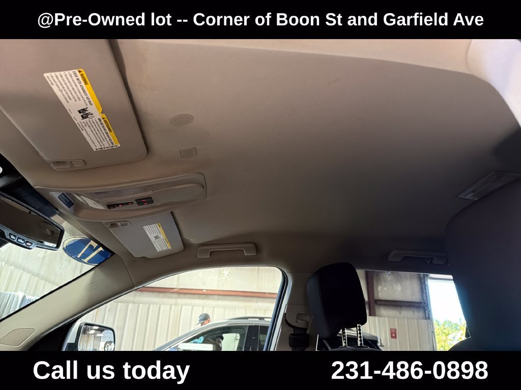 Used 2017 SUMMIT WHITE GMC SLE image 13
