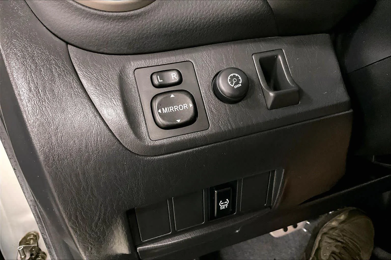 Used 2005 Titanium Metallic Toyota  image 34