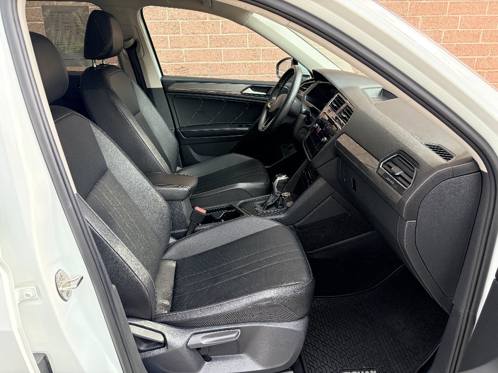 Used 2022 Pure White Volkswagen SE image 21
