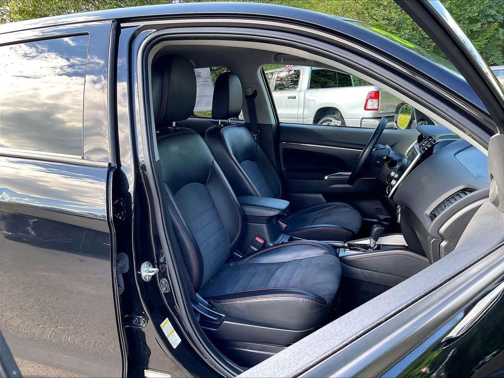 Used 2025 Gray Mitsubishi SE image 11