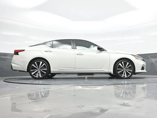 Used 2022 White Nissan 2.5 SR image 24