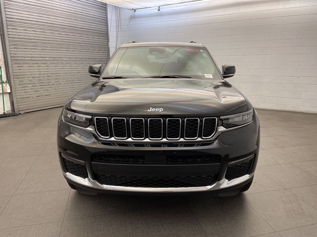 New 2025 Diamond Black Crystal Pearl-Coat Exterior Paint Jeep Limited image 6