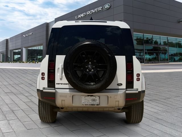 Used 2023 White Land Rover S image 4
