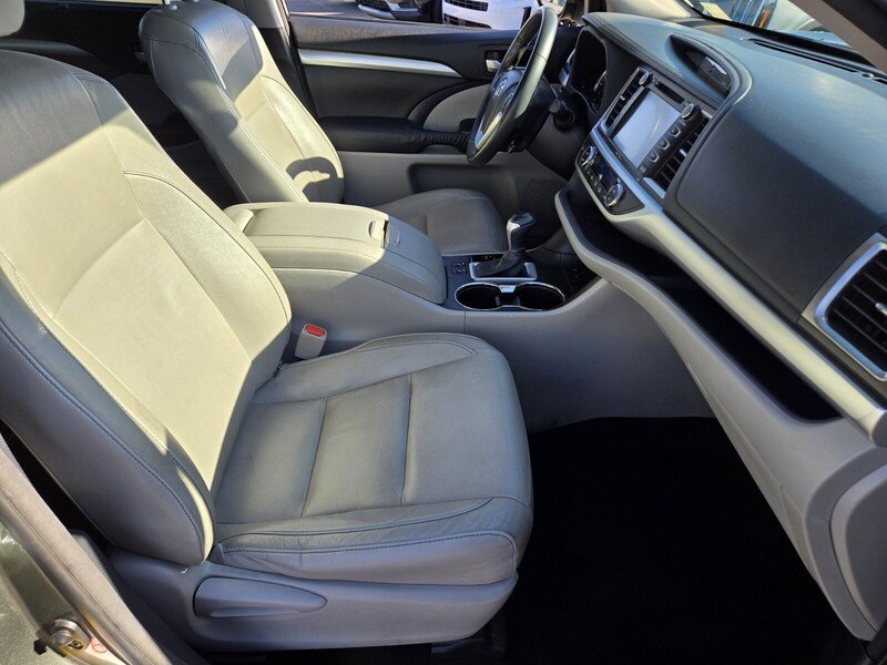 Used 2015 Green Toyota XLE V6 image 16
