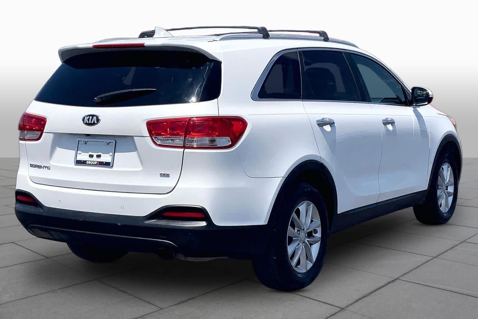 Used 2016 Snow White Pearl Kia LX image 13