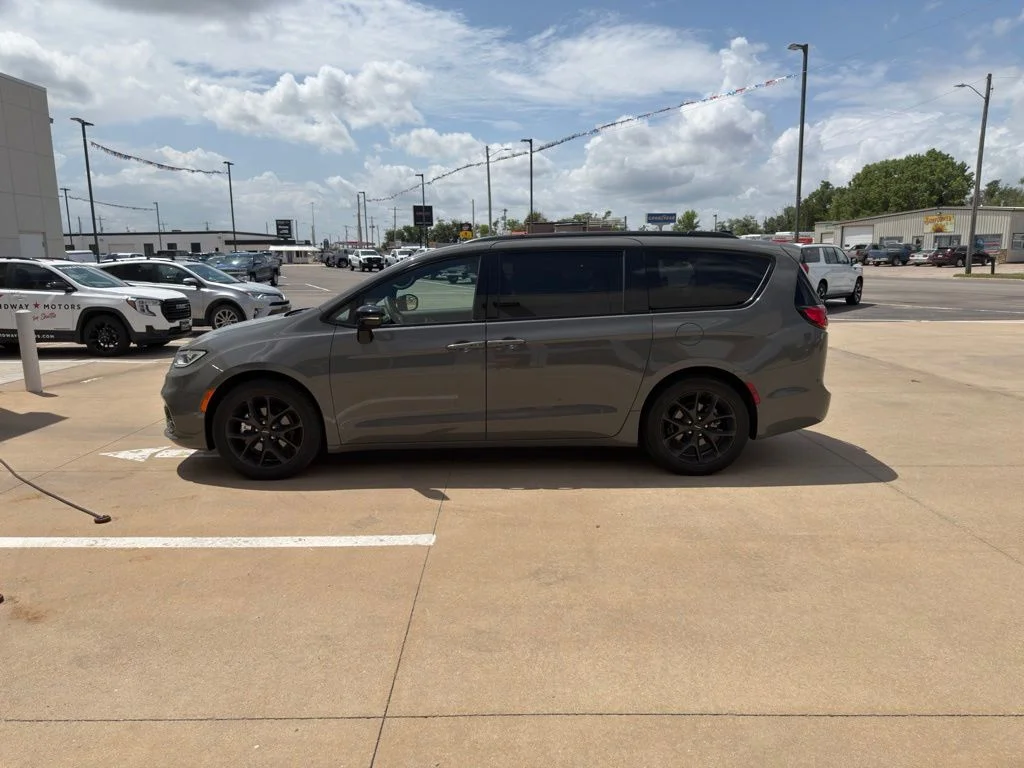 Used 2025 White Chrysler Limited image 7