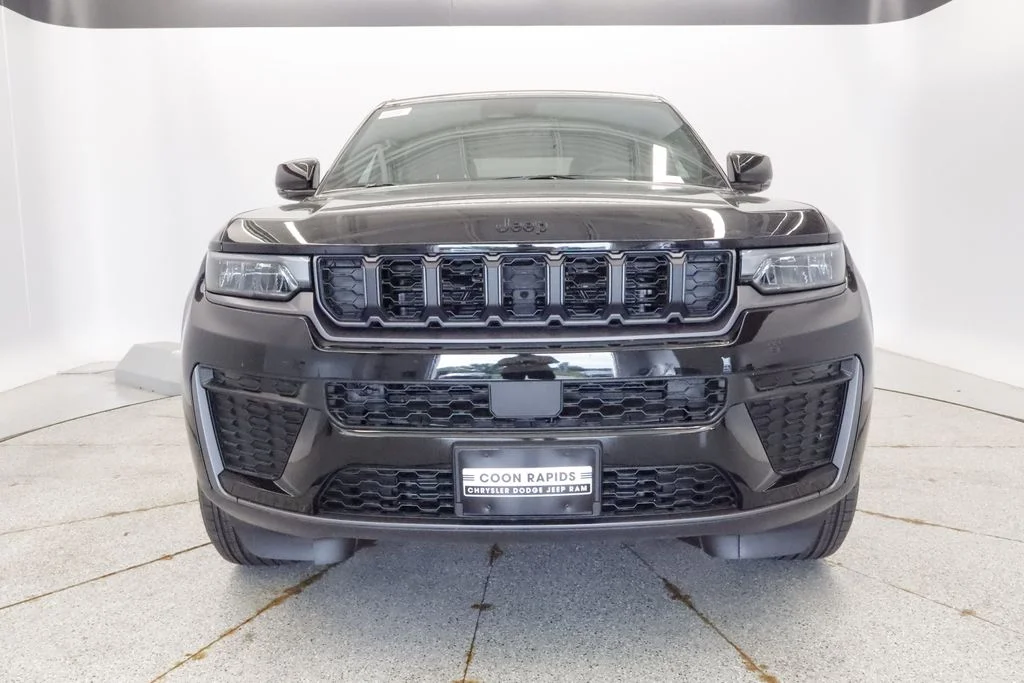 New 2026 Diamond Black Crystal Pearl-Coat Exterior Paint Jeep Altitude image 2