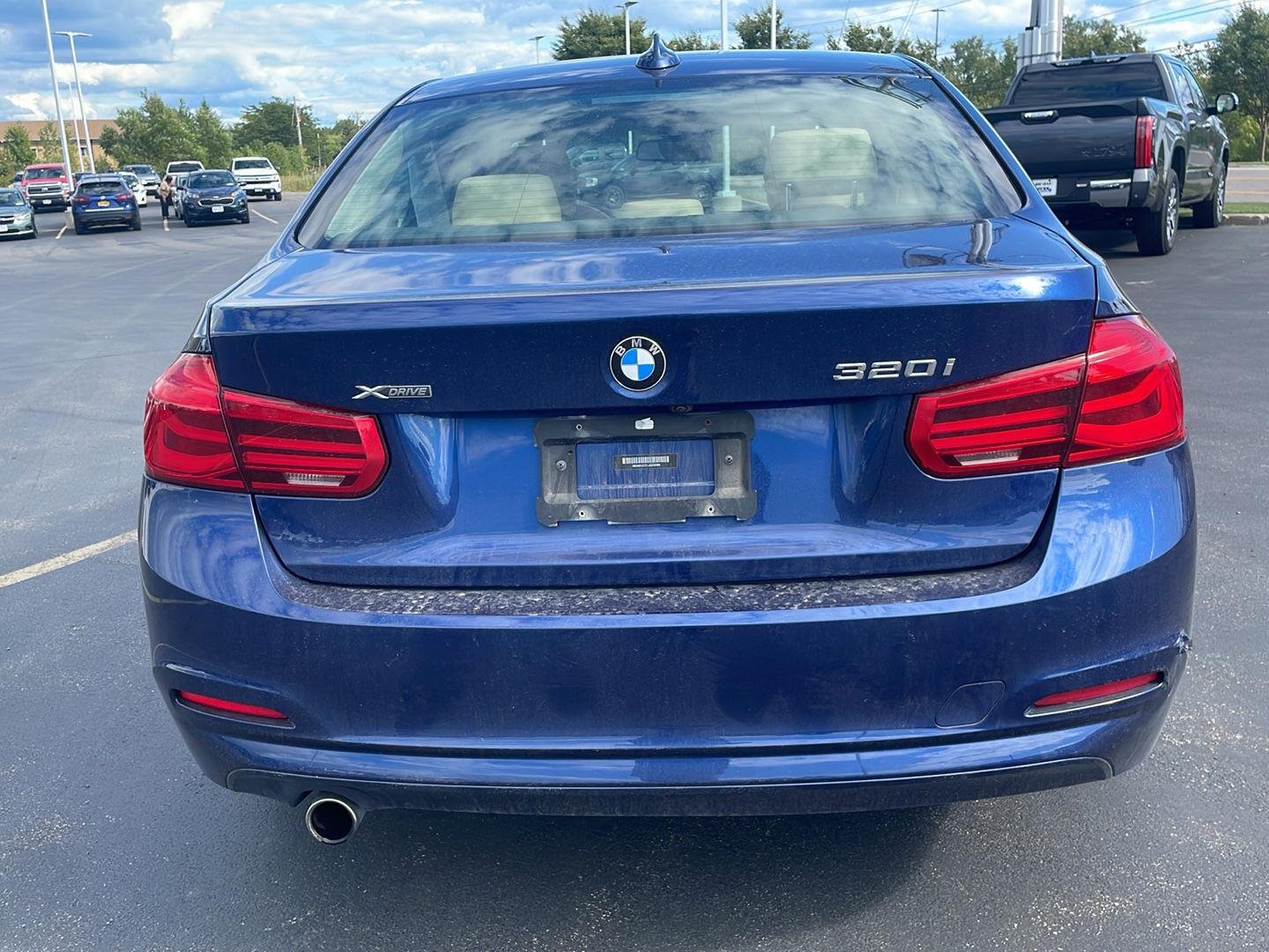 Used 2018 Mediterranean Blue Metallic BMW 320i xDrive image 15