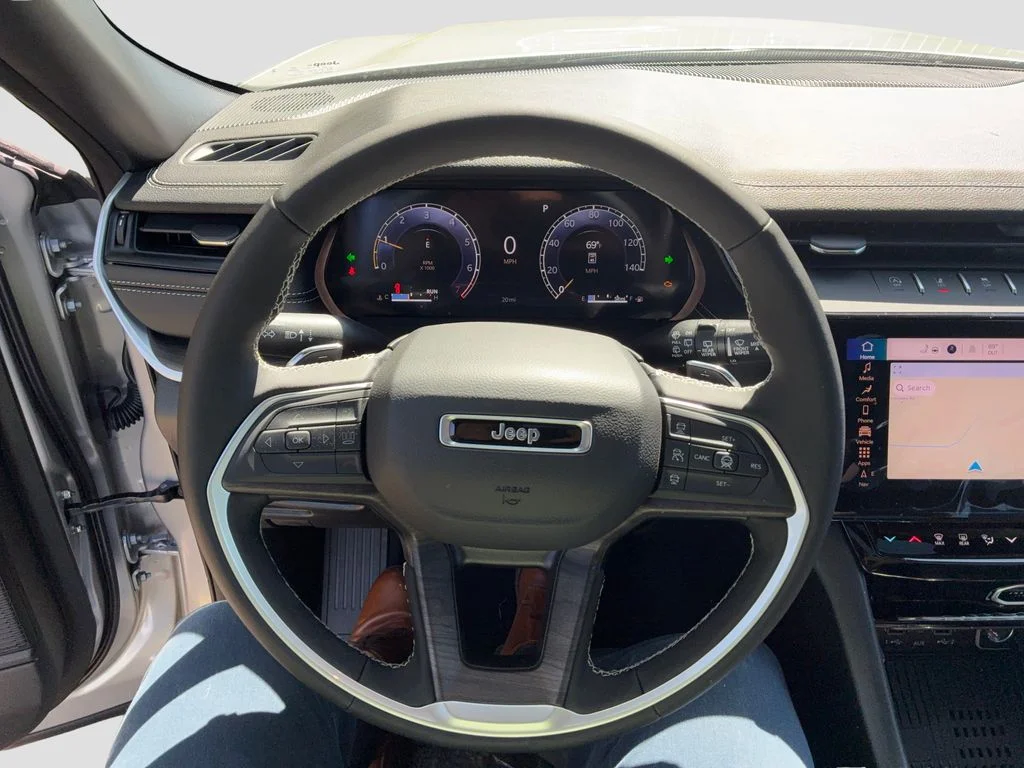 New 2026 Silver Zynith Exterior Paint Jeep Altitude image 11