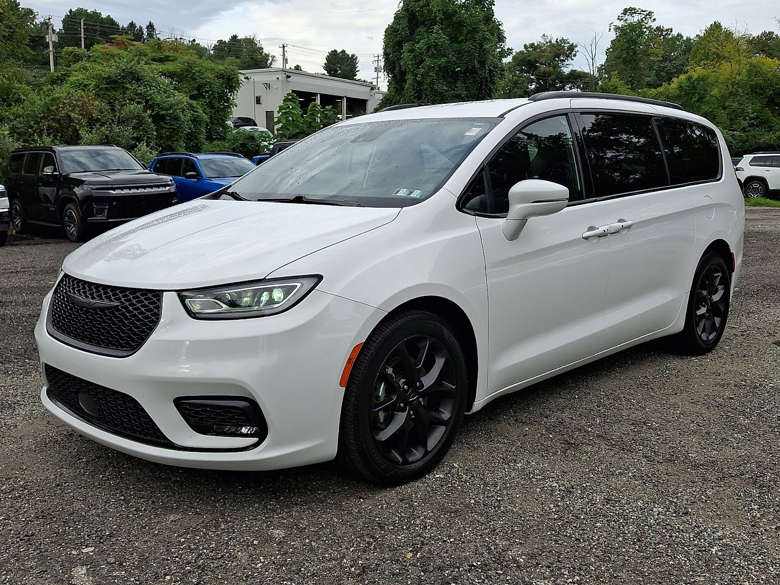 Used 2022 Bright White Clearcoat Chrysler Touring L image 3