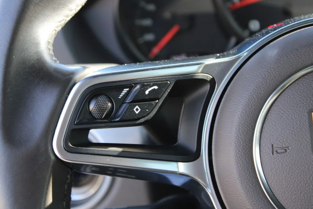 Used 2018  Porsche Base image 25