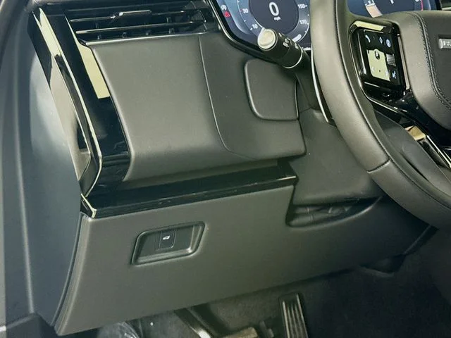 New 2026 Borasco Grey Metallic Land Rover Dynamic SE image 10