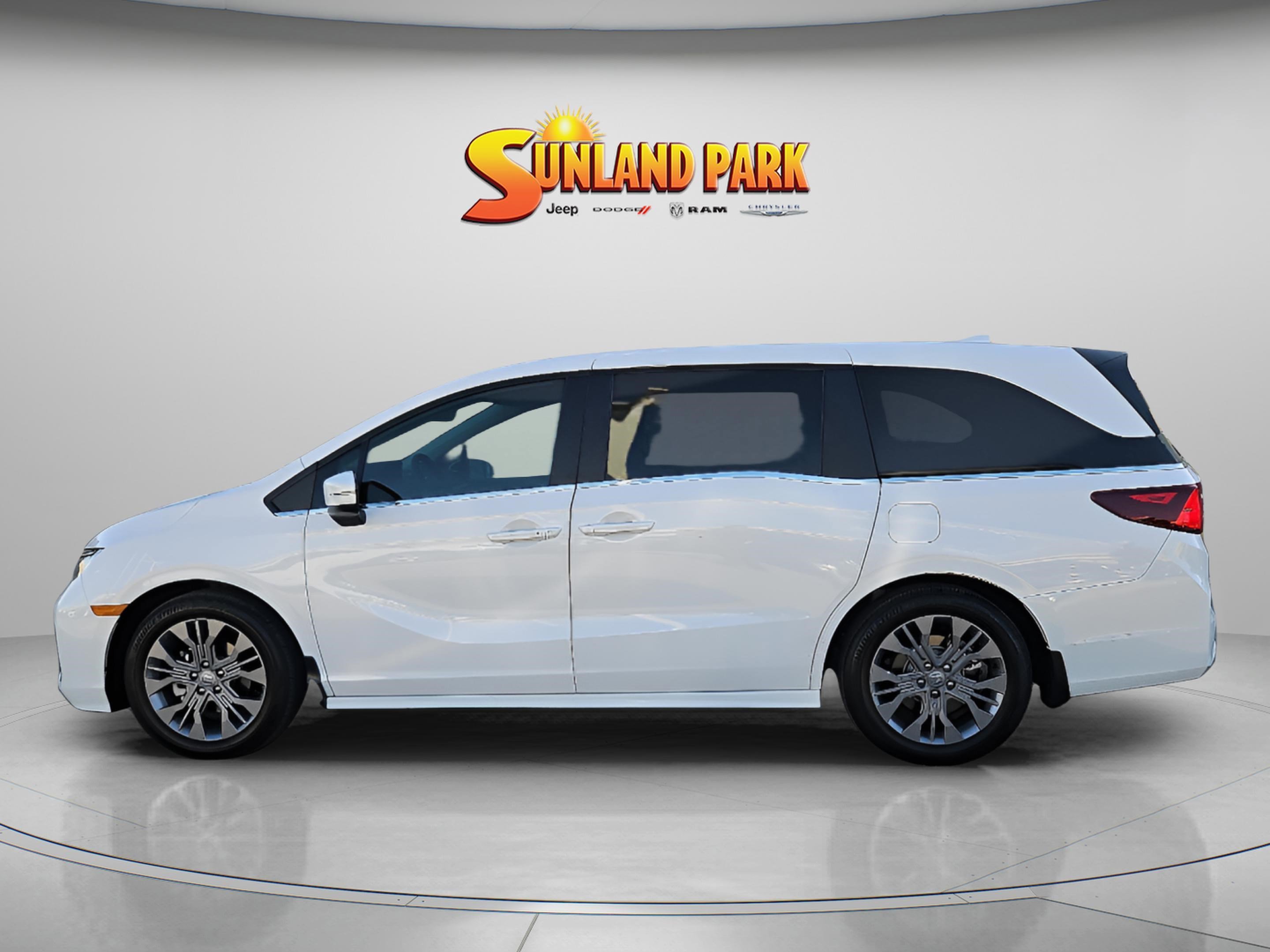 Used 2025 Platinum White Pearl Honda Touring image 3