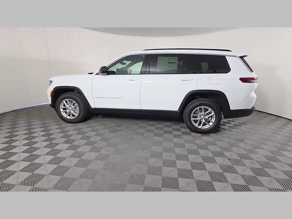 New 2026 Bright White Clear-Coat Exterior Paint Jeep Laredo X image 34