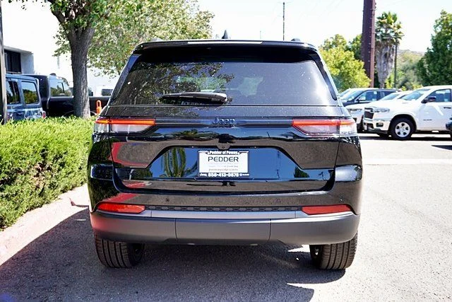 New 2026 Diamond Black Crystal Pearl-Coat Exterior Paint Jeep Limited image 10