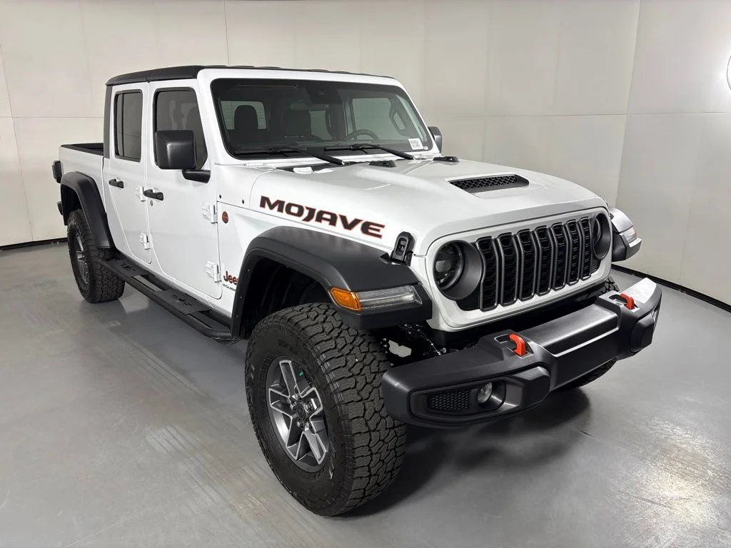 Used 2025 White Jeep Mojave image 2
