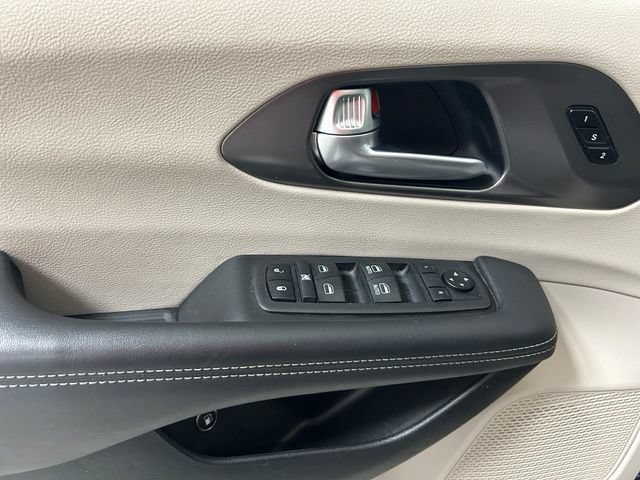 Used 2024  Chrysler Hybrid Select image 17