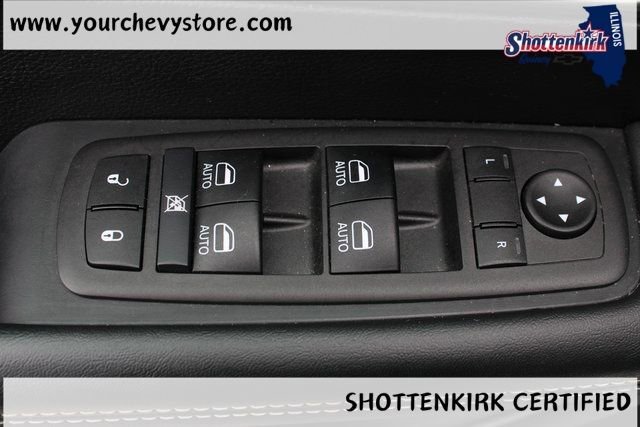 Used 2025 White Chrysler Select image 20