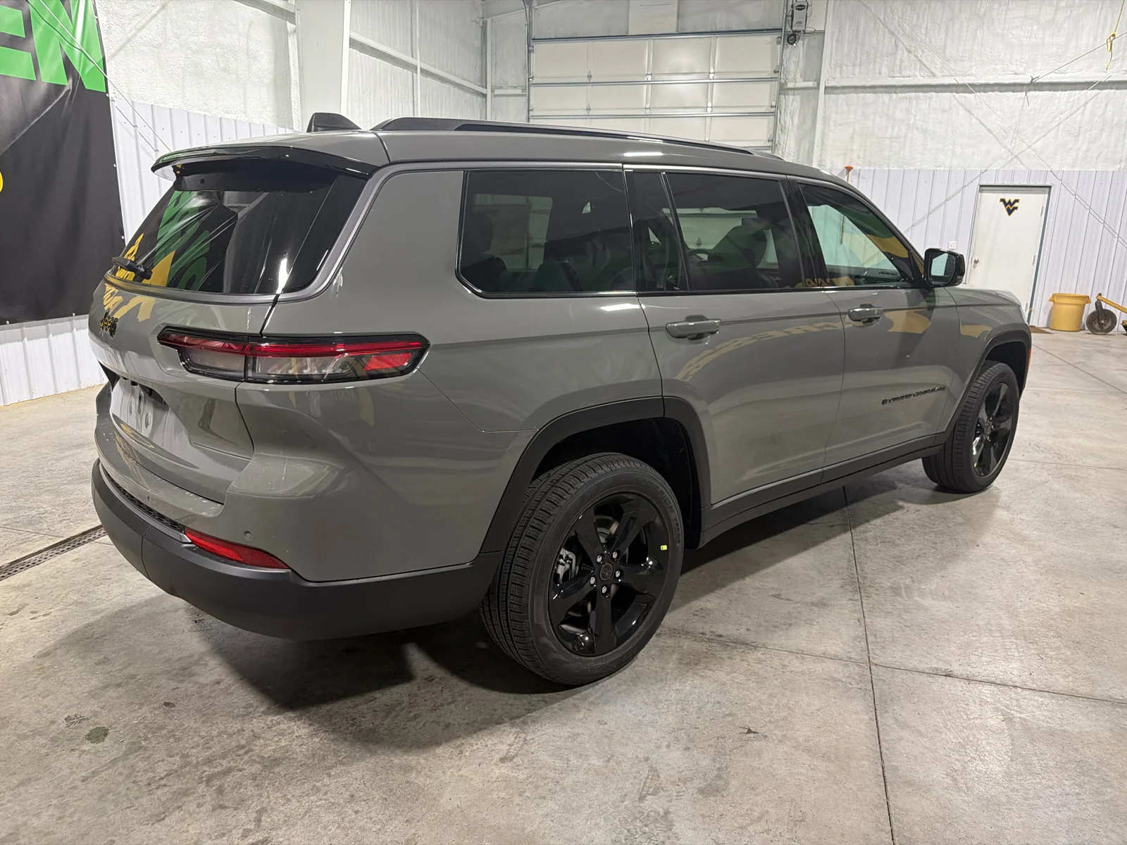 New 2027 Sting-Gray Clearcoat Jeep Limited image 6