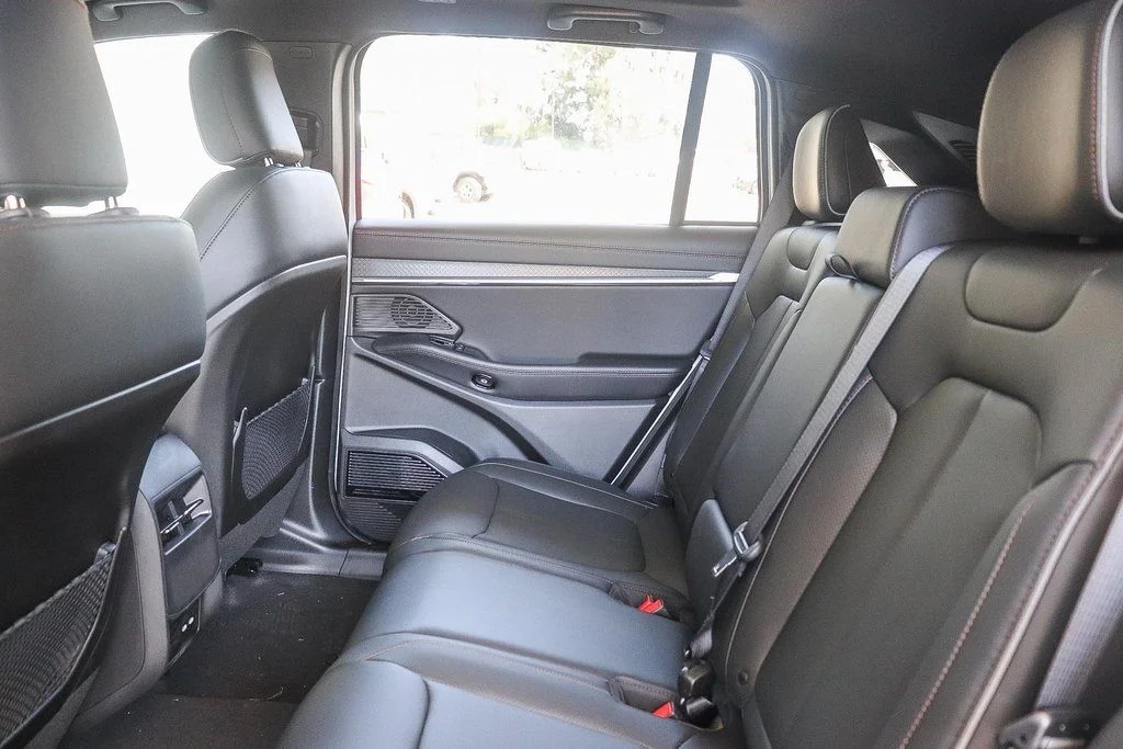 New 2025 Bright White Clear-Coat Exterior Paint Jeep LIMITED image 18