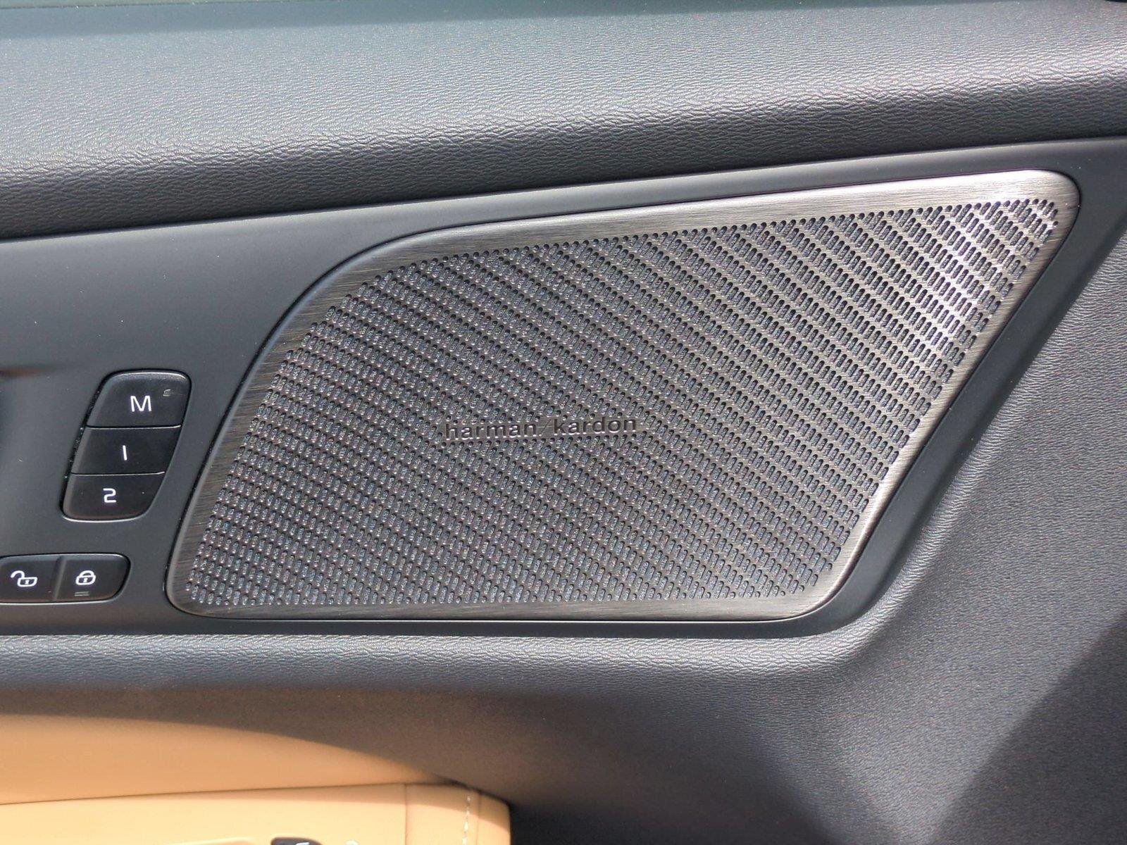Used 2026 Onyx Black Metallic Volvo Ultra image 16