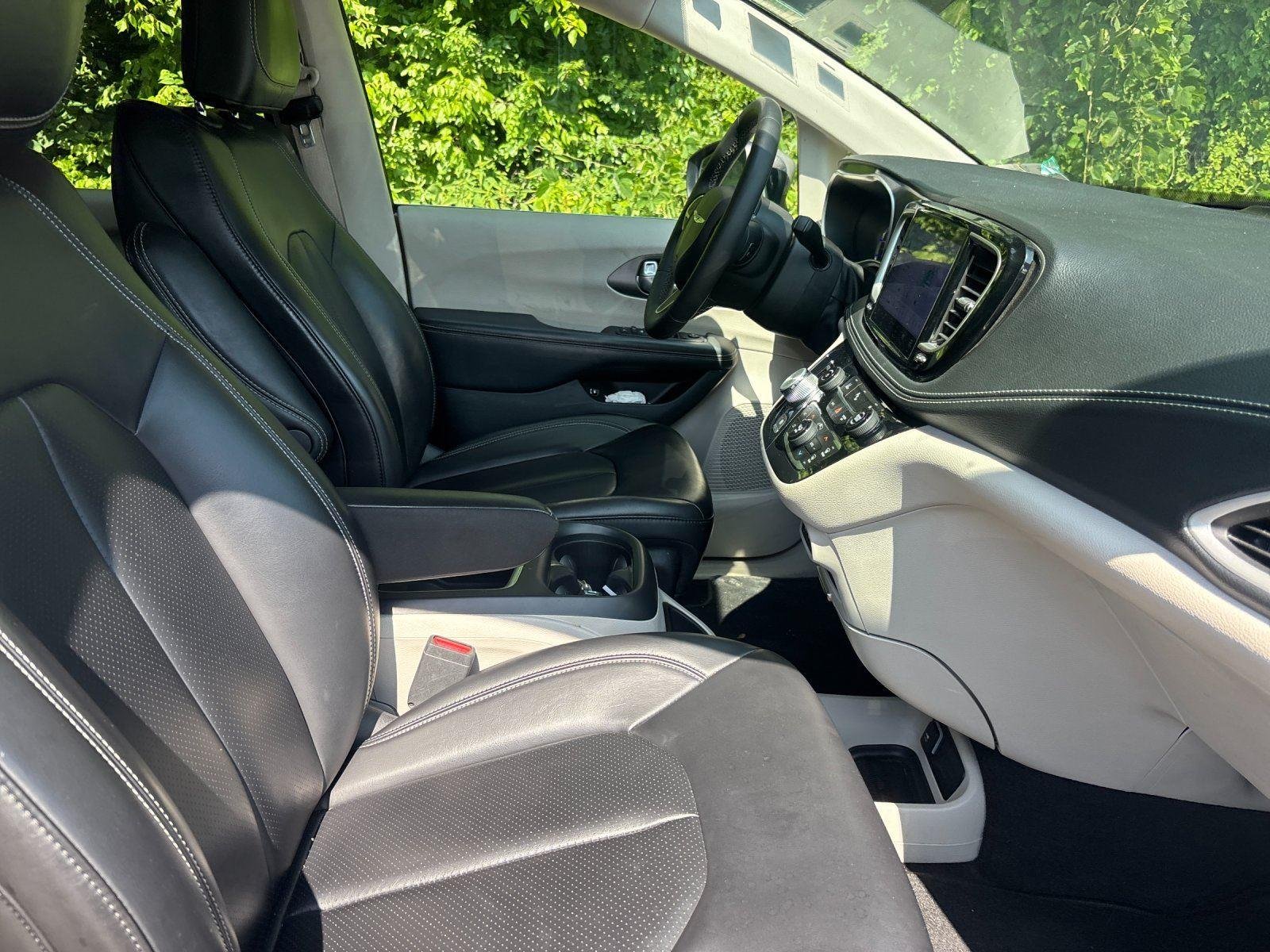 Used 2023 Ceramic Gray Clearcoat Chrysler Hybrid Touring L image 40