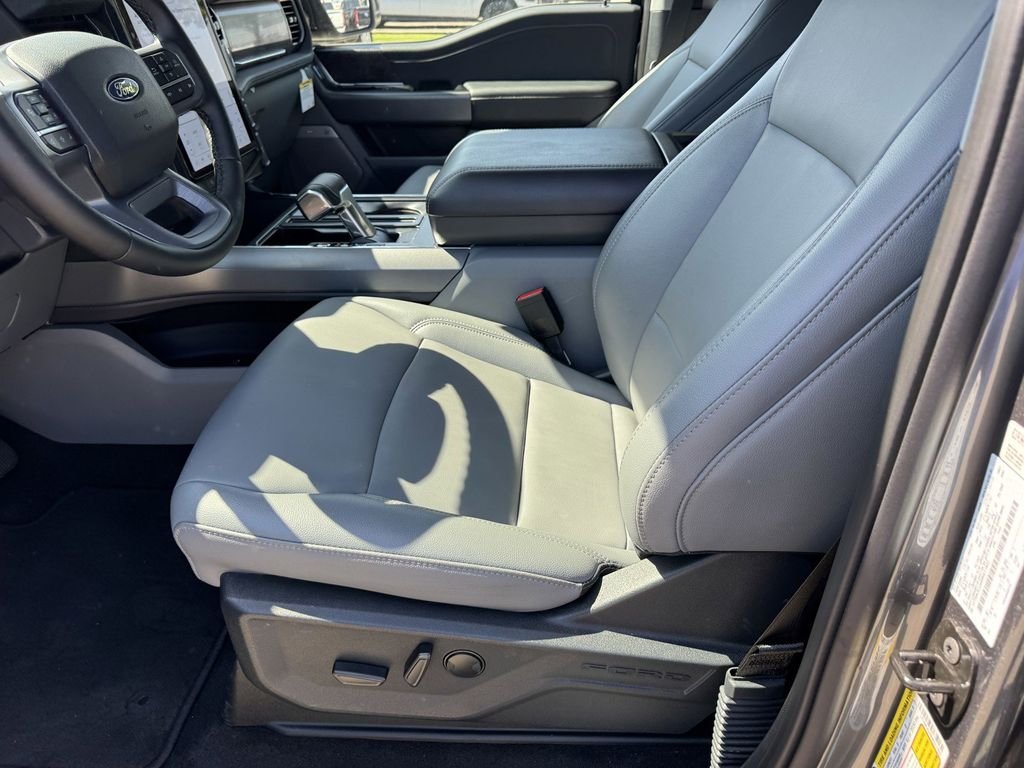 2025 Ford F-150 Lightning Flash - Photo 15
