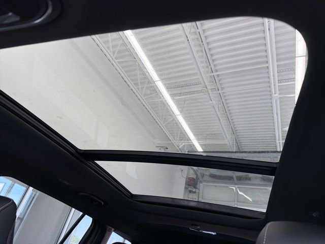 New 2026 Bright White Clear-Coat Exterior Paint Jeep Limited Reserve image 40
