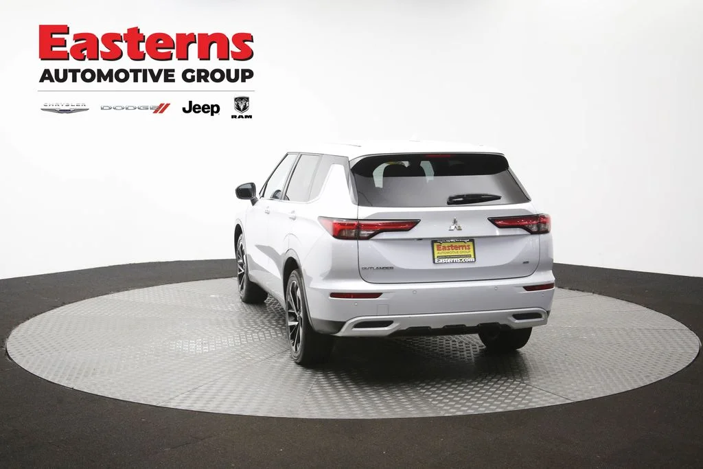 Used 2022 White Mitsubishi SE image 65