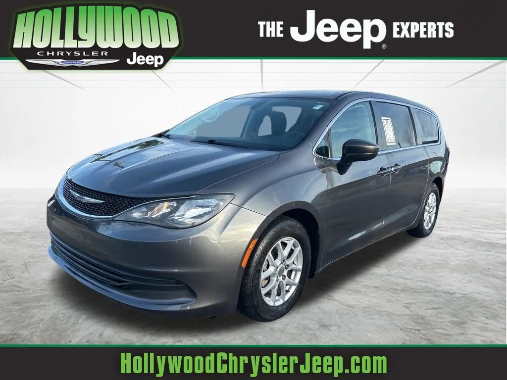 2017 Chrysler Pacifica LX's photo
