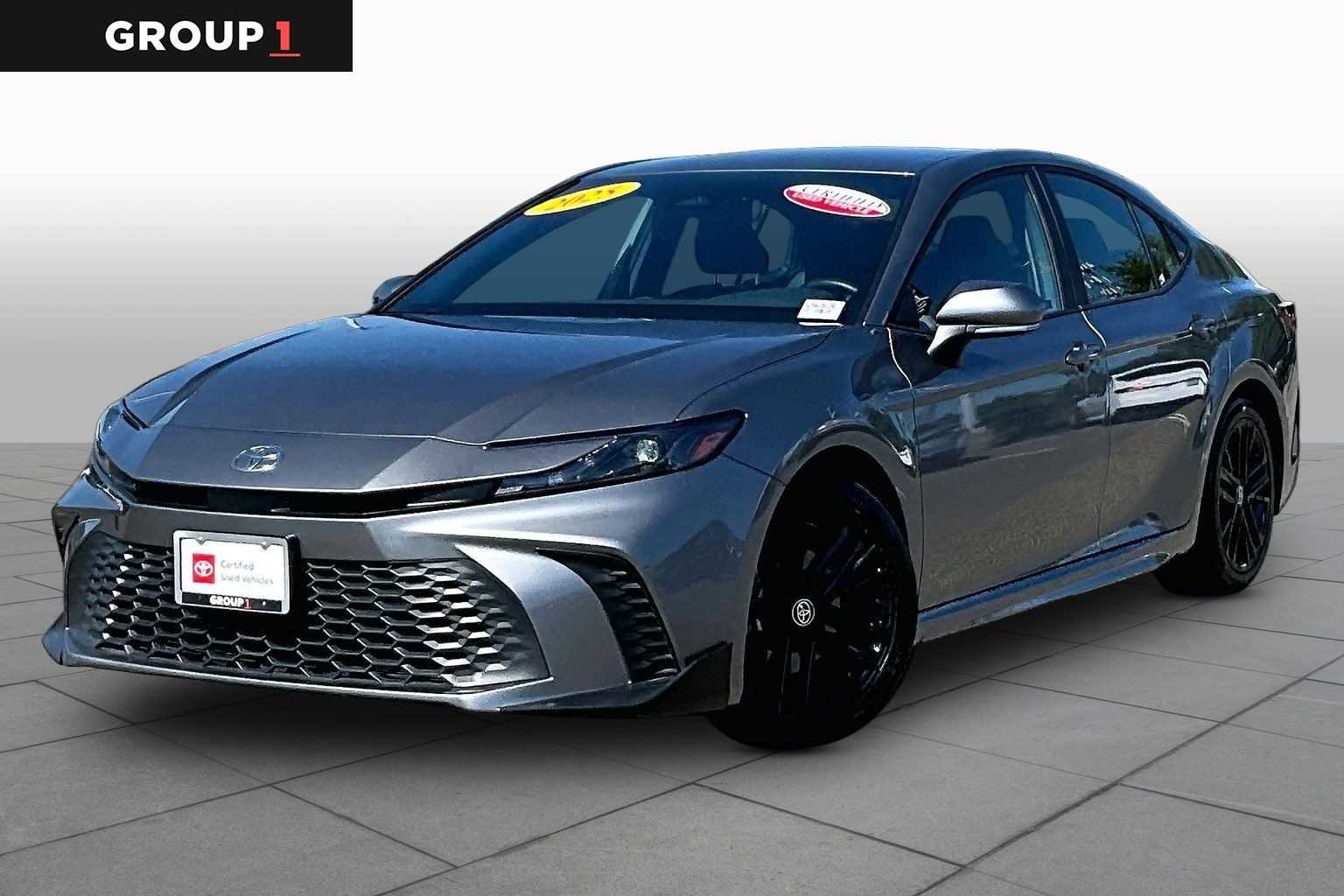 2025 Toyota Camry SE Hybrid's photo