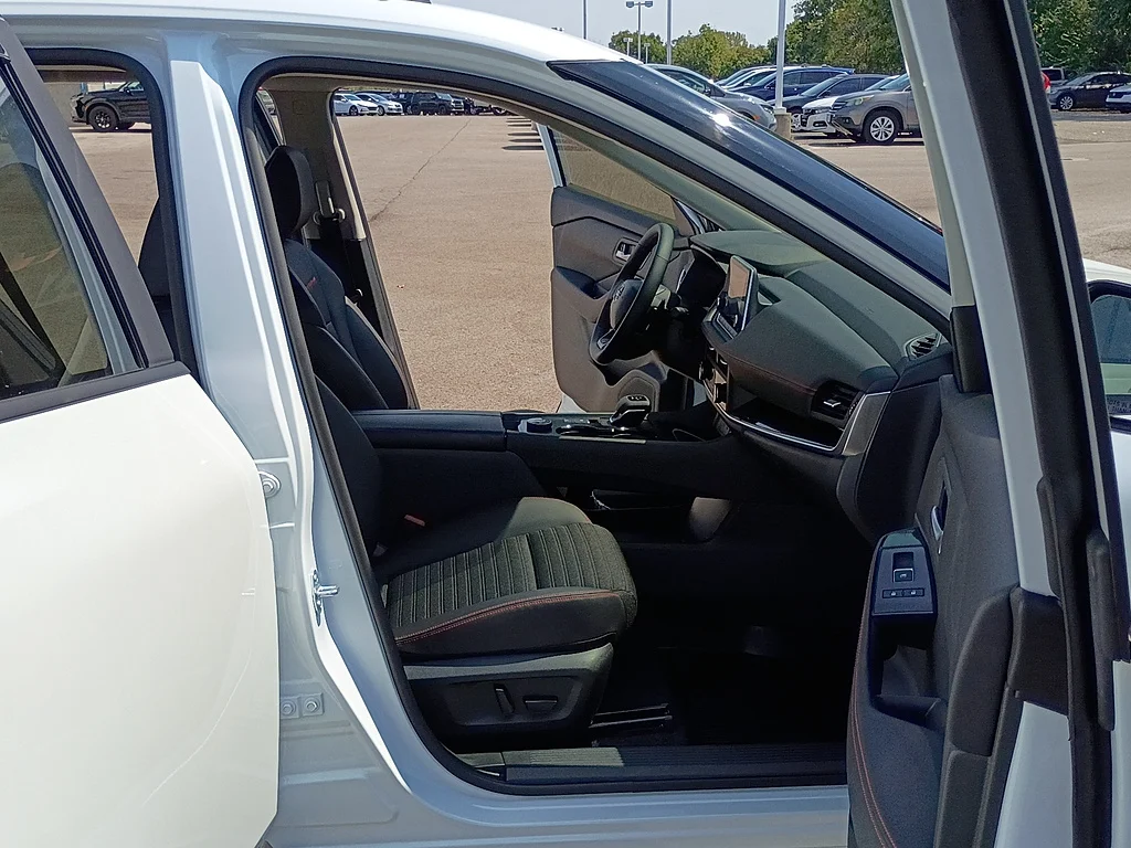 Used 2025 Everest White Pearl Nissan Rock Creek image 16